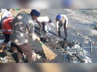 Hari Kelautan Nasional, Polres Probolinggo Bersama Masyarakat Bersihkan Pantai