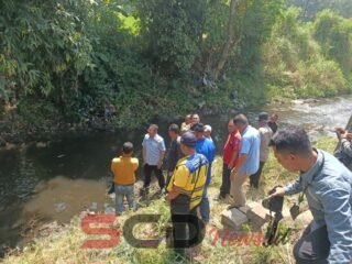 Pj. Bupati Bersama DLH Kabupaten Pasuruan Lakukan Sidak Kali Wangi di Depan PT. Universal Peti Kemas