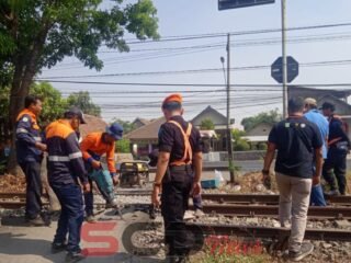 Tingkatkan Keselamatan Perjalanan Kereta Api, KAI Daop 8 Surabaya bersama Dirjenka Kemenhub dan Dishub Kab Pasuruan Tutup Perlintasan Sebidang Liar di Beji Pasuruan