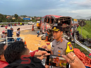 Gerak Cepat Polisi Evakuasi Korban Kecelakaan Bus di Tol Pandaan - Malang