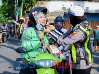 Peduli Keselamatan, Satlantas Polres Pasuruan Bagikan Helm SNI dan Reward