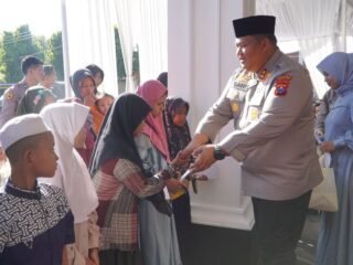 Polres Pasuruan Bagikan 750 Paket Daging Kurban kepada Warga Sekitar