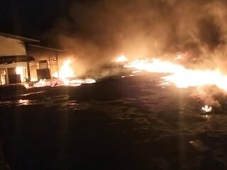 Kebakaran Pabrik Plastik PT BHD Gegerkan Warga Perumahan Omah Indah Kapuk Sukorejo