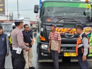 ‎Cegah Kemacetan dan Kecelakaan, Truk Sumbu Tiga Dilarang Melintas di Jalur Mudik Pasuruan ‎