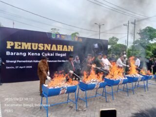 ‎Tanpa Pita Cukai, 4,2 Juta Batang Rokok dan Ribuan Liter Miras Ilegal Dimusnahkan di Pasuruan